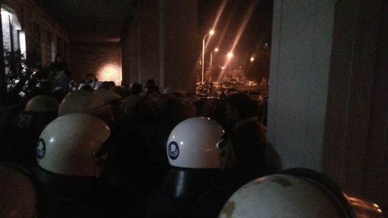 Βόλος: Αποδοκιμασίες και συμπλοκές με τα ΜΑΤ σε ομιλία του Πανου Σκουρλέτη