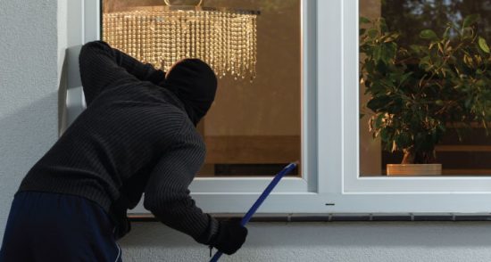 Πυροβόλησε και τραυμάτισε διαρρήκτη μέσα στο σπίτι του