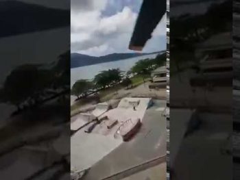 Η σοκαριστική στιγμή που ελικόπτερο πέφτει σε παραλία και σκοτώνει έναν άνθρωπο