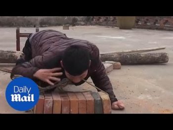 Άνδρας με εγκεφαλική παράλυση σηκώνει τούβλα με τα δόντια του