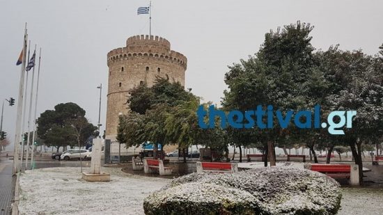 Στα λευκά ο Πύργος στη Θεσσαλονίκη (pics)