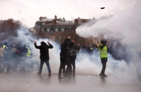 Δακρυγόνα και πλαστικές σφαίρες στις διαδηλώσεις των «Κίτρινων Γιλέκων»