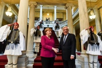 Παυλόπουλος σε Μέρκελ: Πάγια η θέση μας για γερμανικές αποζημιώσεις
