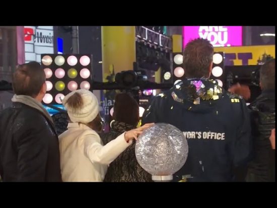 Φαντασμαγορικό θέαμα στην Times Square για την αλλαγή του χρόνου