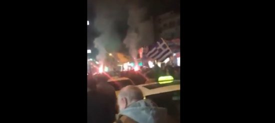 Διαδηλωτές έξω από τα γραφεία του ΣΥΡΙΖΑ στις Σέρρες (video)