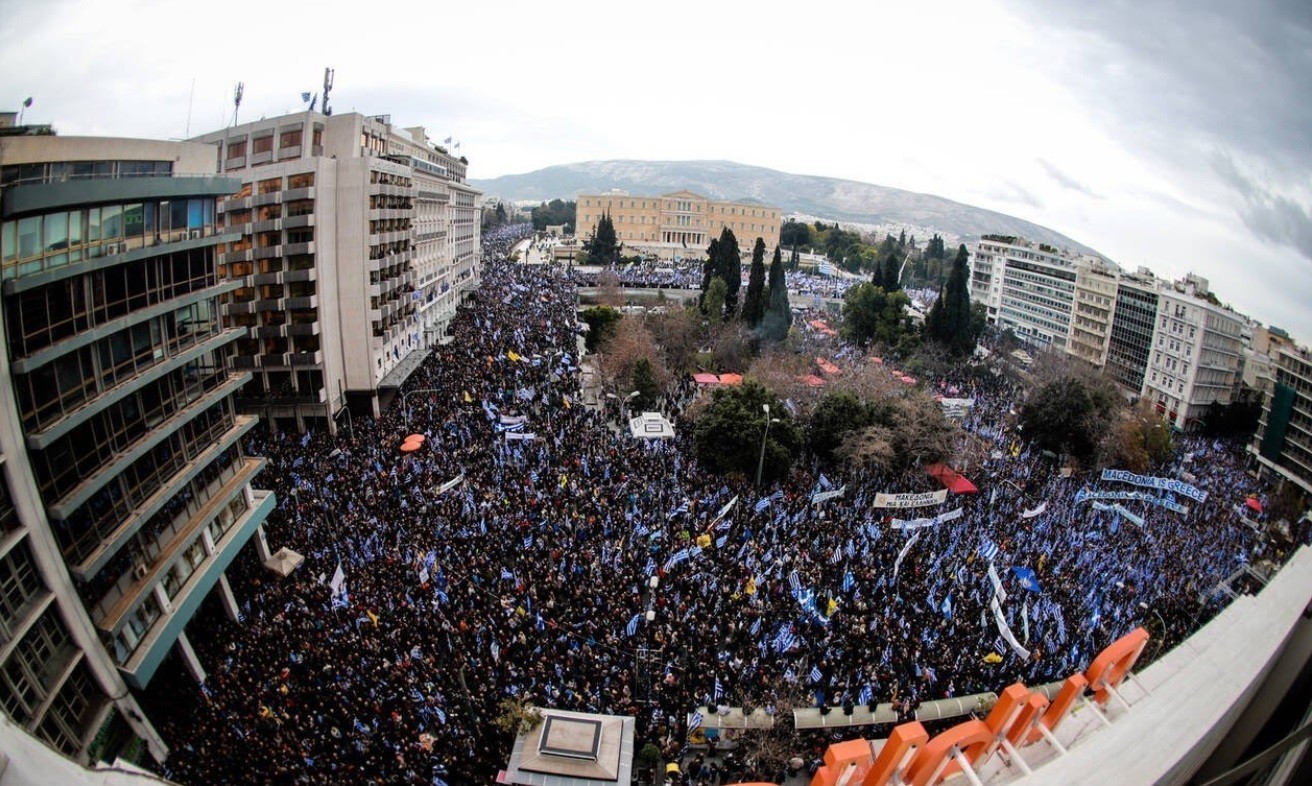 Συλλαλητήριο για την Μακεδονία: Μια γαλάζια λαοθάλασσα αψήφισε βροχή και… προβοκάτορες