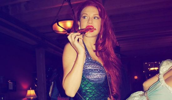 Taylor Swift, Gigi Hadid και Blake Lively μεταμορφώθηκαν σε παιδικούς ήρωες για να υποδεχθούν το νέο έτος