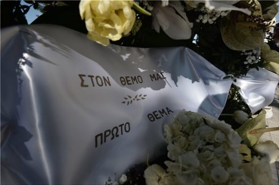 Πλήθος κόσμου και θλίψη στο τελευταίο «αντίο» στον Θέμο Αναστασιάδη (εικόνες)