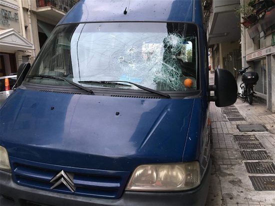 Επίθεση στα ΜΑΤ: Δείτε φωτογραφίες από το κατεστραμμένο βαν