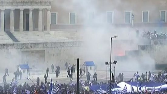 Άγαρμπη προβοκάτσια στο Σύνταγμα: Κουκουλοφόροι και ΜΑΤ διέλυσαν το Συλλαλητήριο