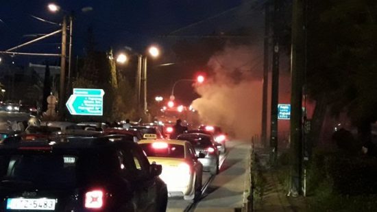 Ζάππειο: Φορτηγάκι τυλίχθηκε στις φλόγες