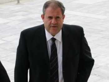 Χειροπέδες σε πάλαι ποτέ κραταιό εφοπλιστή για χρέη προς το Δημόσιο