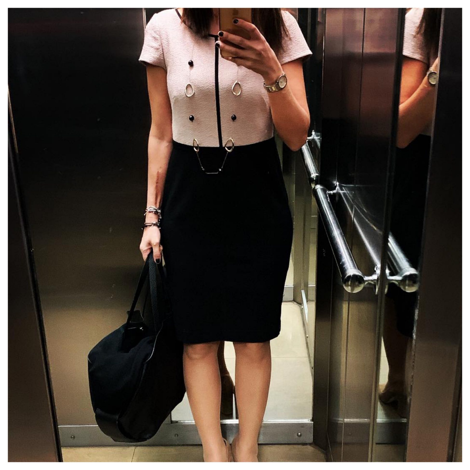 Executive look of the day: Το μαύρο με το μπεζ είναι ένας διαχρονικός και υπέροχος συνδυασμός