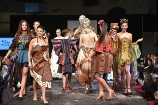 Salon du Chocolat: Φορέματα φτιαγμένα από σοκολάτα σε επίδειξη μόδας στο Βέλγιο
