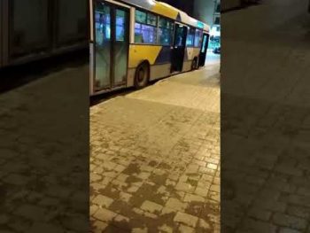 Απίστευτο: Μπήκε σε λεωφορείο του ΟΑΣΑ με το… μηχανάκι!