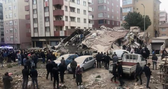 Κατέρρευσε κτήριο στην Κωνσταντινούπολη – Τουλάχιστον ένας νεκρός