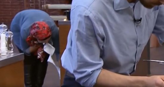 MasterChef: Διαγωνιζόμενη σκούπισε ιδρώτα, μύτη και… κουτάλι με το ίδιο χαρτί! (video)