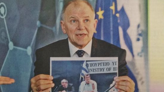Έξαλλος ο Ευρωπαίος επίτροπος Υγείας με την εικόνα του Πολάκη με το τσιγάρο στο στόμα