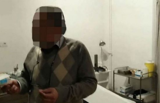 Χαστούκια κι απειλές σε γιατρό από τον Ρουβίκωνα για φακελάκι (video)