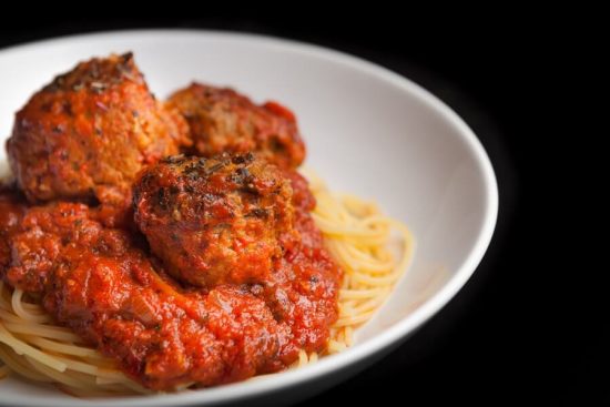 Λαχταριστά σπαγγέτι με σάλτσα pomodoro και κεφτεδάκια
