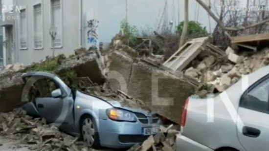 Κατέρρευσε ακατοίκητο σπίτι στην Αθήνα (video)