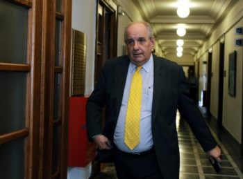 Ο Τέρενς Κούικ ορκίστηκε…πίστη στην κυβέρνηση! (video)