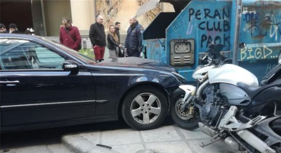 Αυτοκίνητο παρέσυρε πεζούς στην Θεσσαλονίκη-Τρεις τραυματίες (pics)