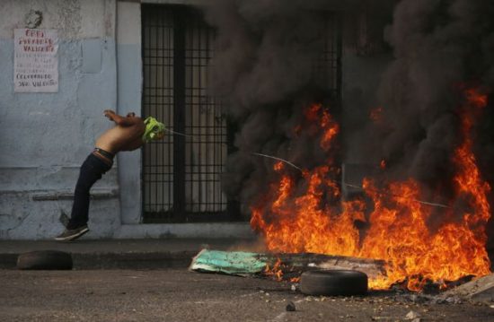 Χάος στη Βενεζουέλα: Αίτημα Γκουαϊδό να εξεταστούν όλα τα ενδεχόμενα-Θα «περάσουν στις πράξεις» οι ΗΠΑ