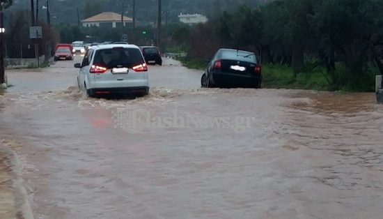 Χείμαρρος παρέσυρε ΙΧ στα Χανιά, αγνοείται ο οδηγός