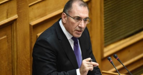 Επεισόδιο στην ορκωμοσία Κουίκ: «Πούλησες τη Μακεδονία, ντροπή σου», φώναξε ο Δ. Καμμένος