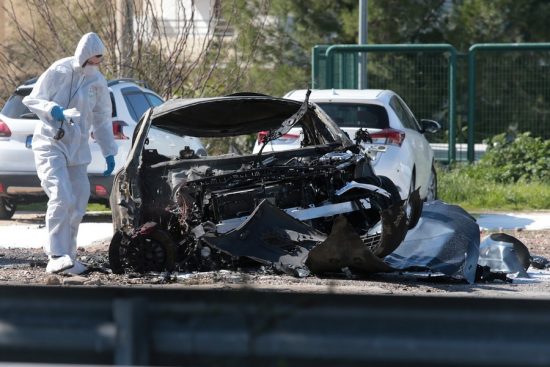 Μαφιόζικο χτύπημα στη Γλυφάδα: Βρέθηκαν υπολείμματα δυναμίτιδας στην Porsche