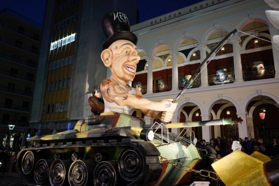 Πάνω από 40.000 καρναβαλιστές ξεχύθηκαν στους δρόμους της Πάτρας
