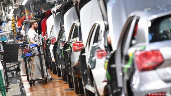 «Αλλάζει ή βουλιάζει» η αυτοκινητοβιομηχανία;