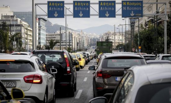 Εκτροπή κυκλοφορίας στη Συγγρού λόγω πινακίδας που κρέμεται από τον αέρα (pics)