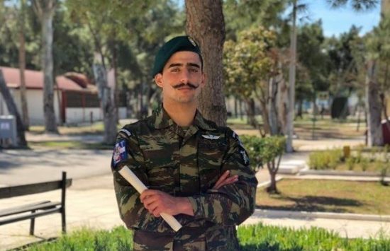 Τι απαντά ο αλεξιπτωτιστής που τραγούδησε το «Μακεδονία Ξακουστή»