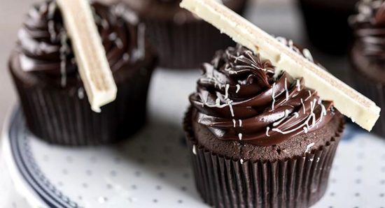 Λαχταριστά cupcakes τριπλής σοκολάτας