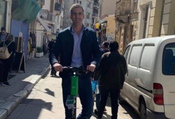 Η βόλτα του Κώστα Μπακογιάννη με πατίνι την ημέρα των γενεθλίων του