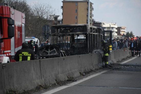 Μιλάνο: Οδηγός πυρπόλησε λεωφορείο γεμάτο μαθητές ως διαμαρτυρία για το προσφυγικό