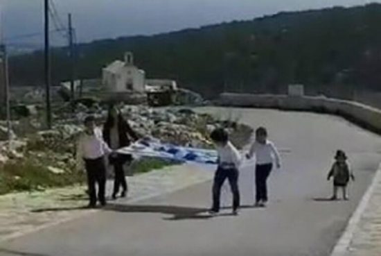 Συγκίνηση στην Γαύδο: Οι τρεις μαθητές του νησιού παρέλασαν με την ελληνική σημαία (video)