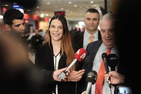 Έφτασε στην Αθήνα το μοντέλο που αποφυλακίστηκε από το Χονγκ Κονγκ (video)