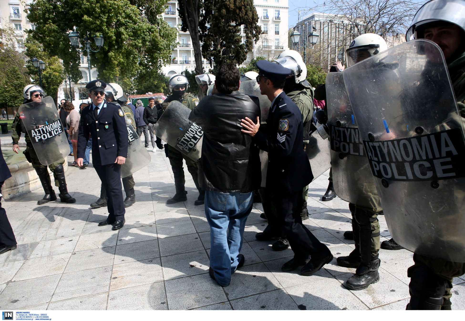 Προσαγωγές πολιτών που φώναζαν κατά της Συμφωνίας των Πρεσπών στην μαθητική παρέλαση της Αθήνας