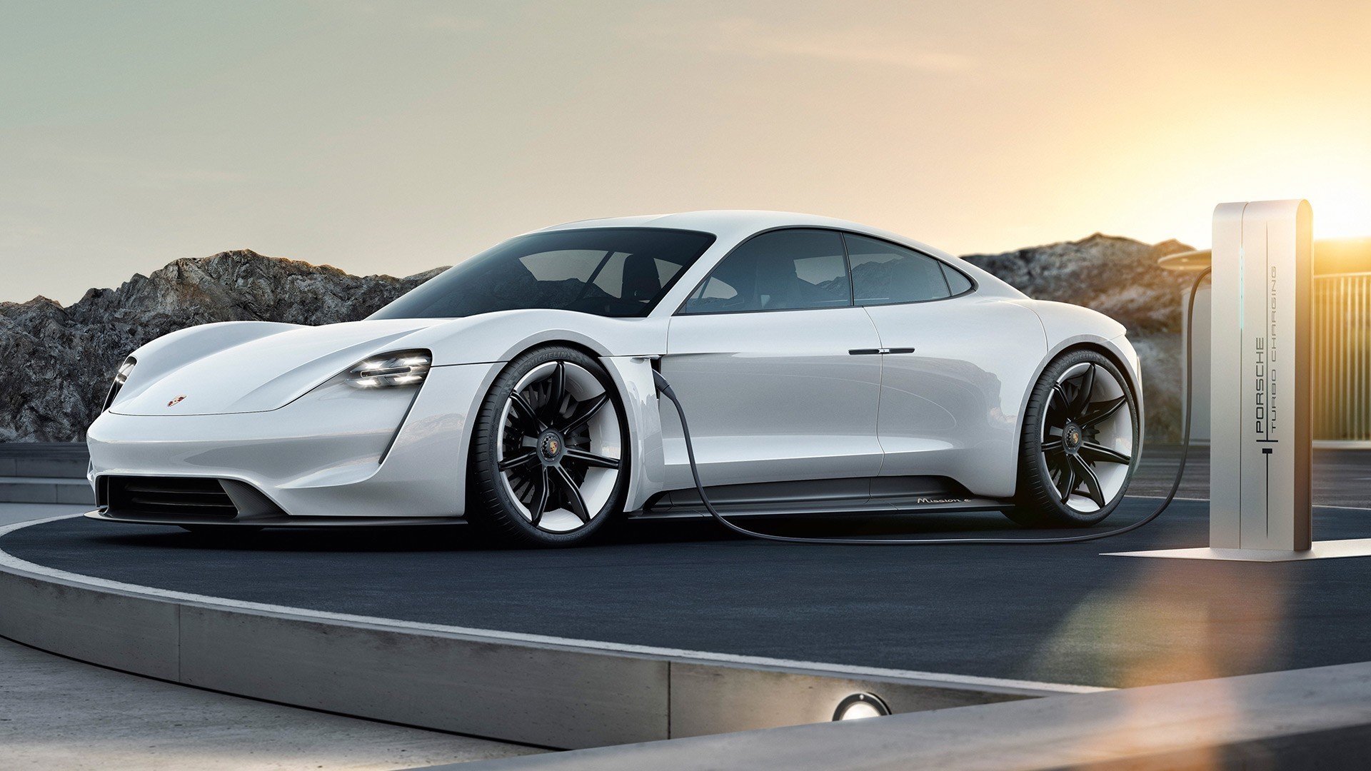 Έρχεται το ηλεκτρικό μοντέλο της Porsche. Το κόστος και ο αριθμός παραγγελιών