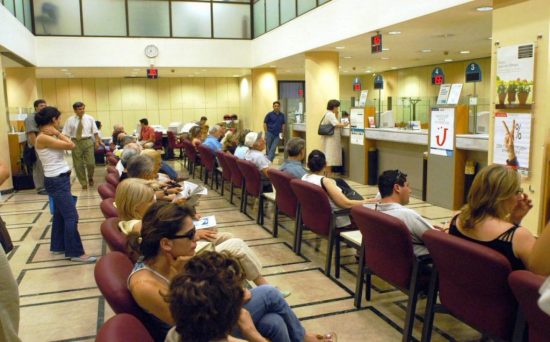 Νέο ωράριο στις τράπεζες: Πώς θα εξυπηρετούνται από εδώ και στο εξής οι πολίτες