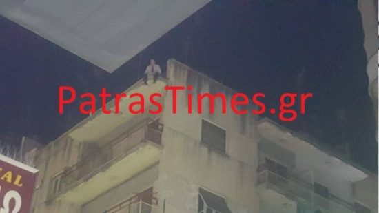 Αναστάτωση στην Πάτρα: Άνδρας απειλούσε να πηδήξει από κτήριο (video)