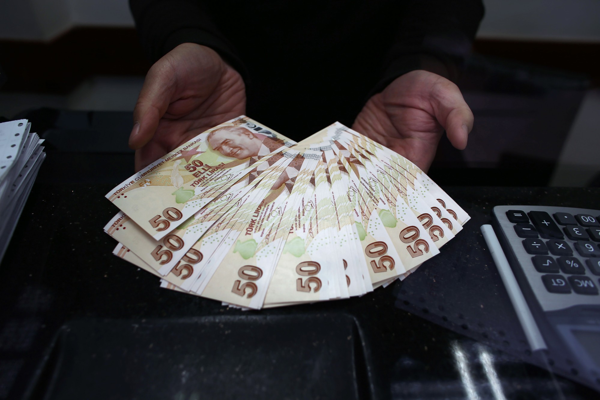 Αυξήσεις επιτοκίων στις καταθέσεις ξεκινούν από σήμερα οι τουρκικές τράπεζες