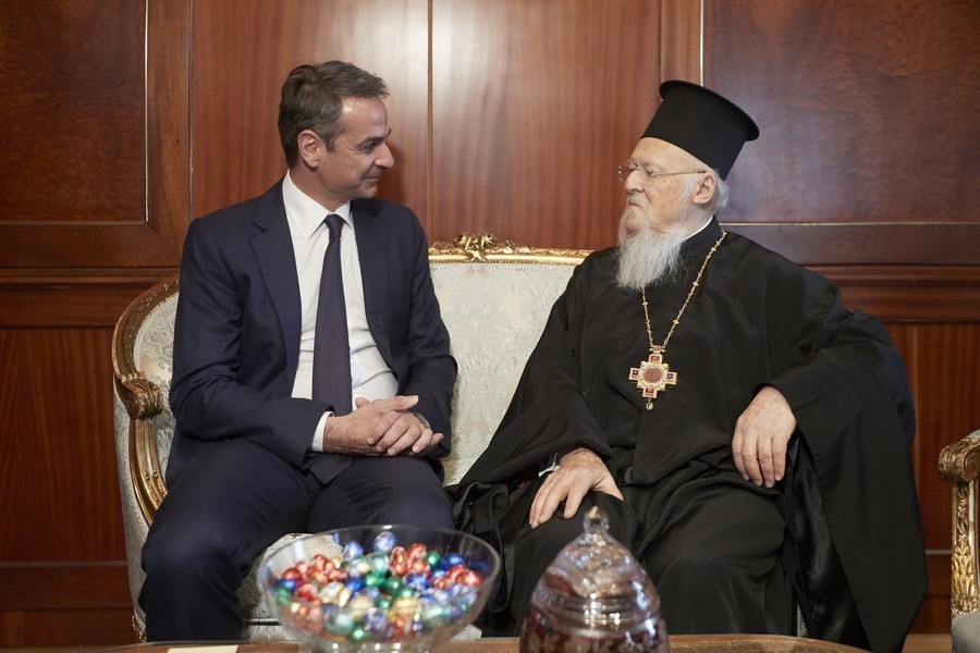 Ο Οικουμενικός Πατριάρχης Βαρθολομαίος συνομιλεί με τον πρωθυπουργό σε παλαιότερη συνάντηση