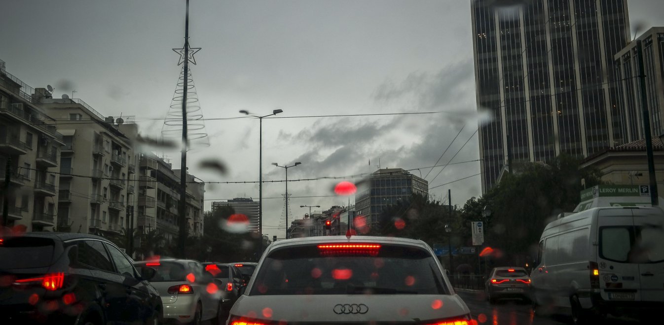 Χάος στους δρόμους από τη βροχή: Προβλήματα σε Κηφισίας, Βασ. Σοφίας, Κηφισό, Αττική Οδό