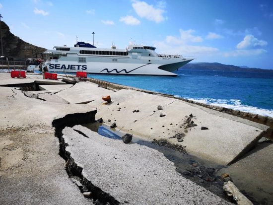 Σοβαρά προβλήματα στο λιμάνι της Σαντορίνης: Τα κύματα κατέστρεψαν την ΥΠΌ κατασκευή προβλήτα