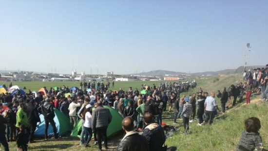Διαβατά: Έντονα επεισόδια με πετροπόλεμο και δακρυγόνα-τραυματίστηκε αστυνομικός