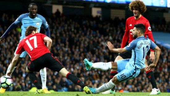 Premier League: Στις «φλόγες» το Μάντσεστερ, στο… ακουστικό το Λίβερπουλ